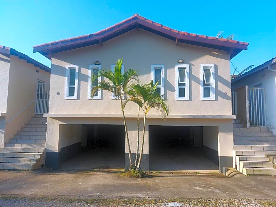 Casas em Condomínio próximo da praia com 2 dormitórios, churrasqueira e 3 vagas de garagem