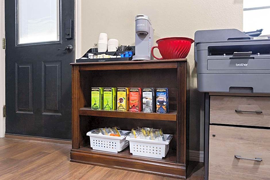 Eagle's Den Suites Kenedy a Travelodge by Wyndham