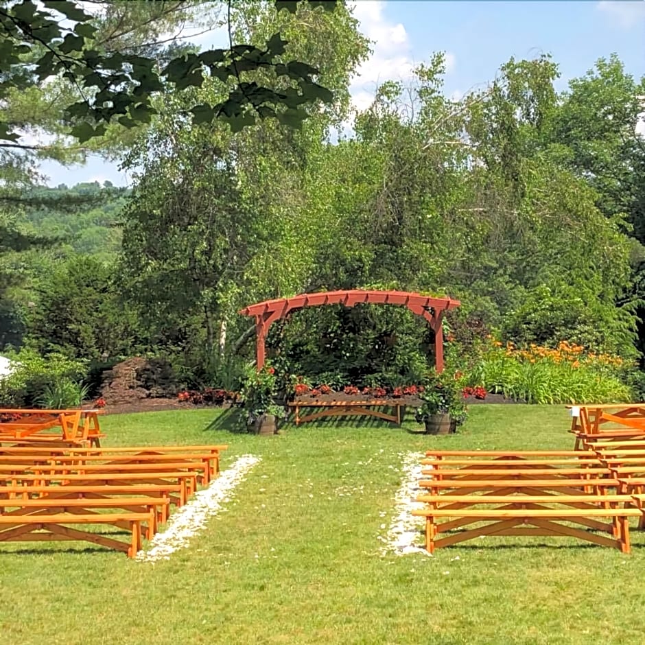 Publick House Historic Inn and Country Motor Lodge