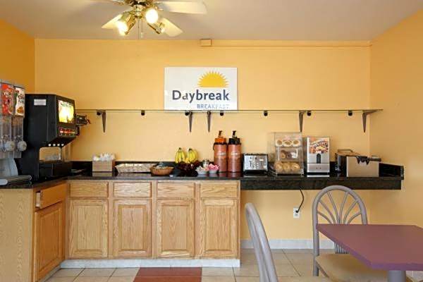 Days Inn by Wyndham Queensbury/Lake George