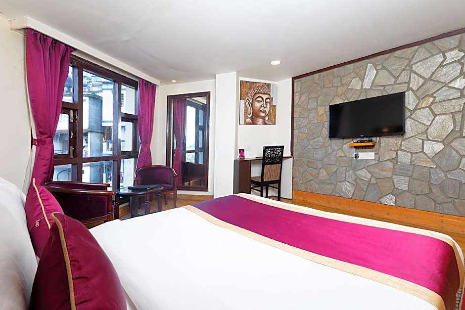 Sumitel Hotel 500 meters from Mall Road