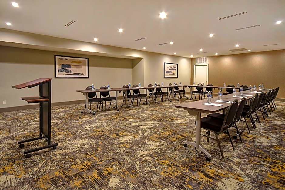 DoubleTree by Hilton St. Louis-Airport