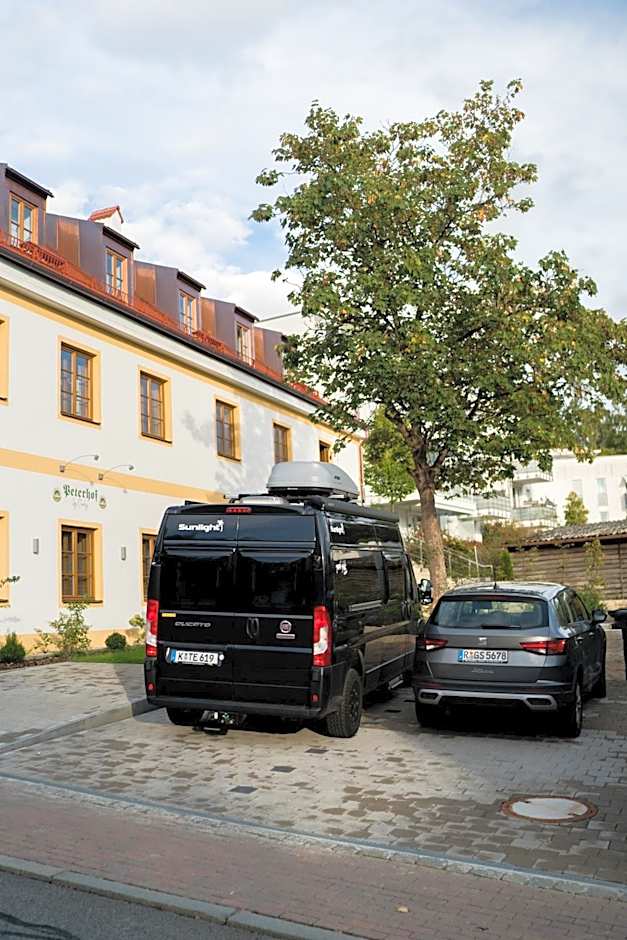 Bob W Munich Airport - Peterhof