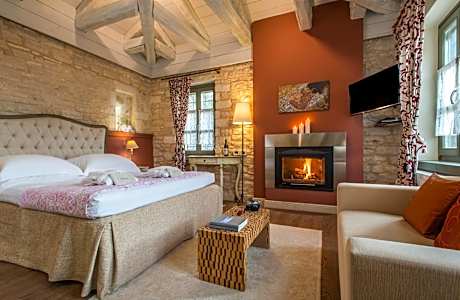 Bridal Suite with jacuzzi and fireplace(1 Double Bed and 1 Double Sofa Bed)