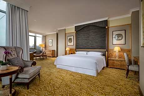 President Room, Tower Lounge access level, 2 King, City view
