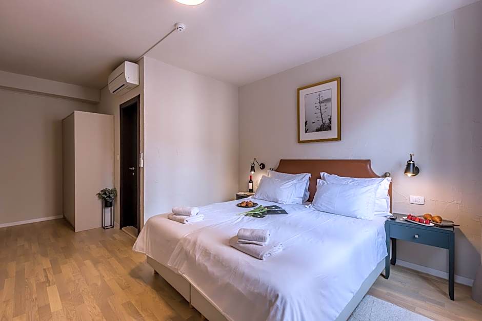 Leonis Restaurant & Rooms