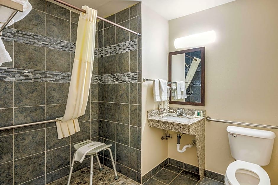 Quality Inn & Suites Eldridge Davenport North