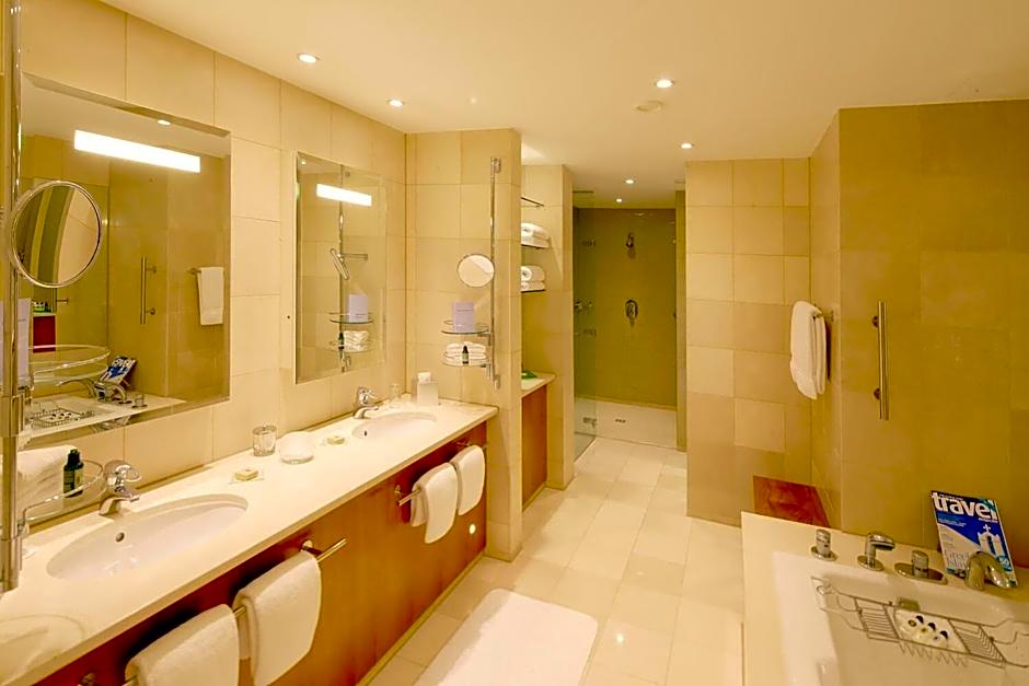 Canary Riverside Plaza Hotel