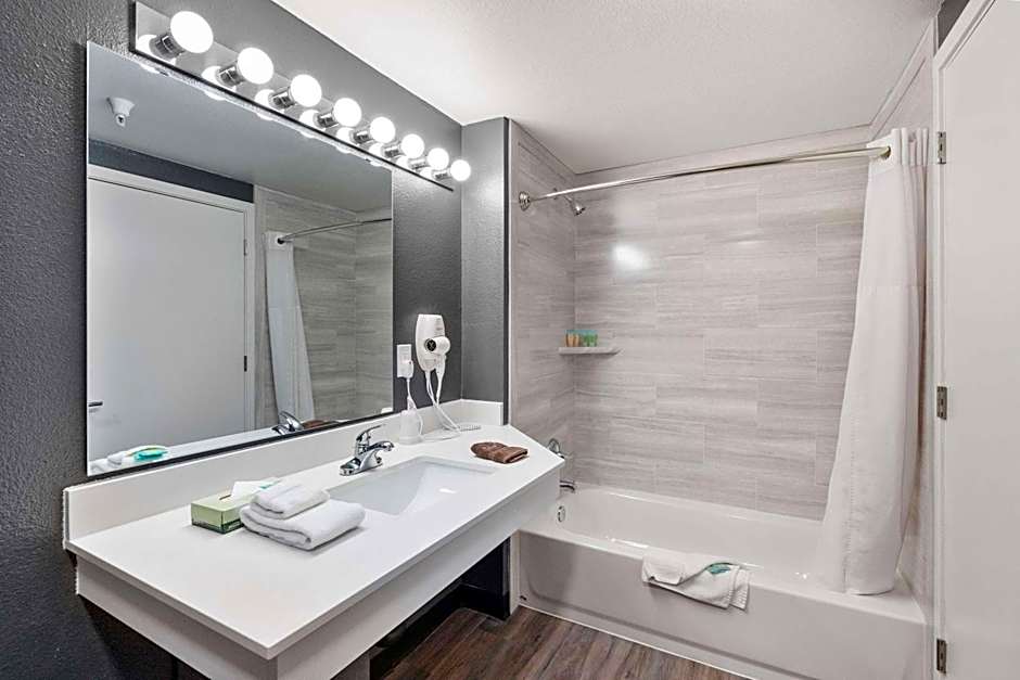 Basecamp Puyallup a Travelodge by Wyndham