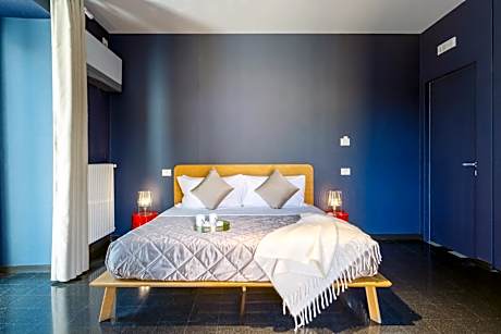 Deluxe Double Room with Side Sea View
