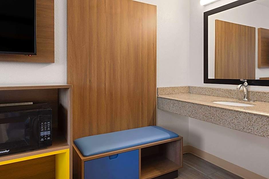 Days Inn & Suites by Wyndham Indianapolis Airport East