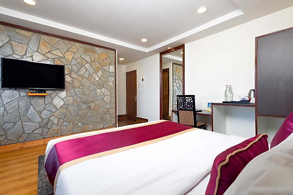 Sumitel Hotel 500 meters from Mall Road