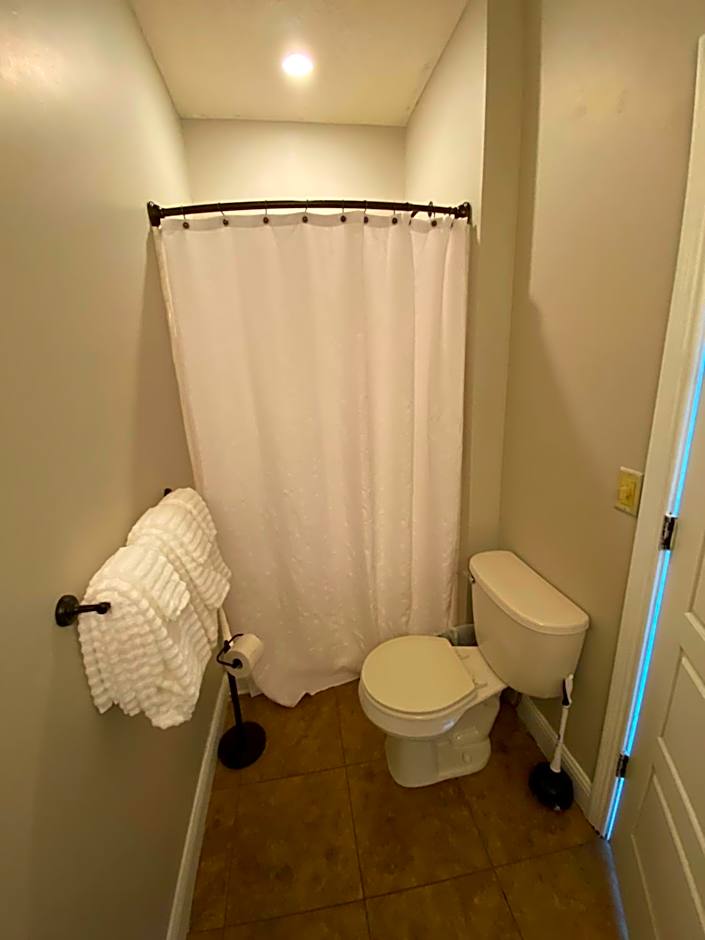 Twin Lakes Creamery, Grill & Inn