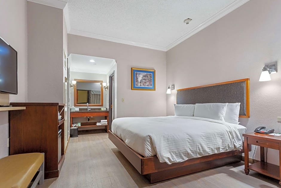 Wyndham Garden Baronne Plaza