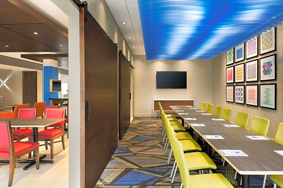 Holiday Inn Express & Suites - Detroit North - Roseville, an IHG Hotel