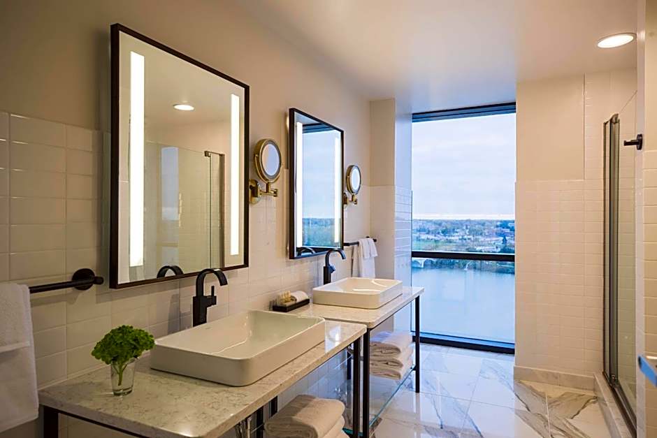 Renaissance by Marriott Toledo Downtown Hotel