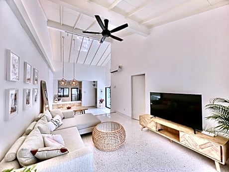 Landed Single Storey House with bus stop nearby