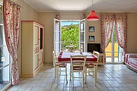 Apartment with Garden View