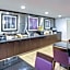 La Quinta Inn & Suites by Wyndham Detroit Metro Airport