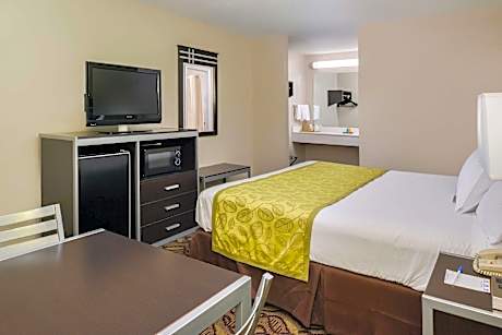 1 Queen Bed Accessible Smoking