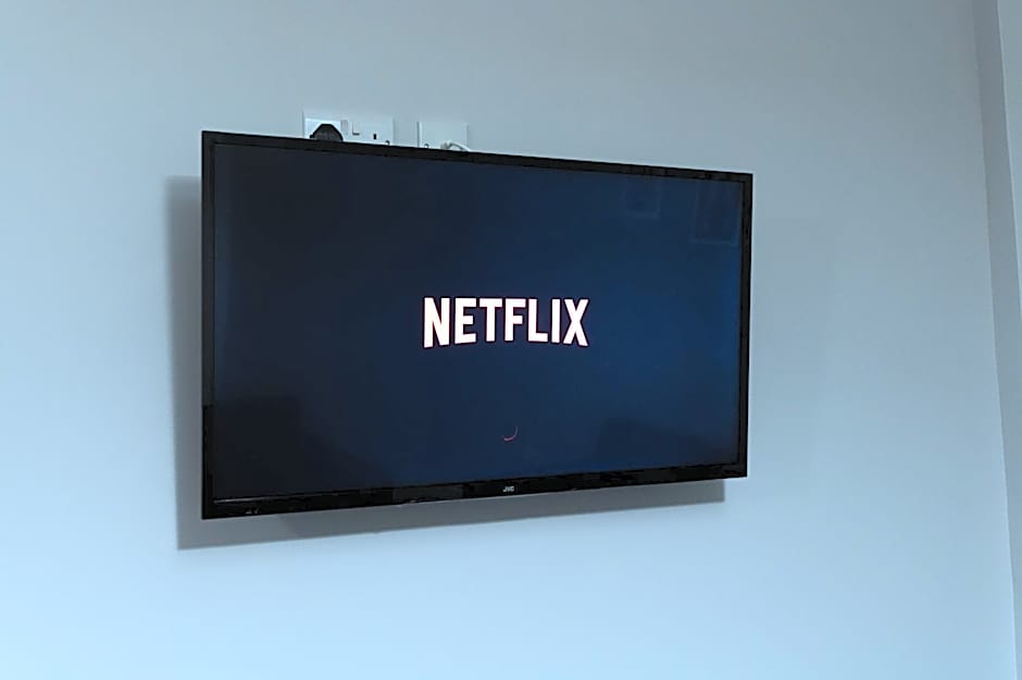 Contractor Base - Kitchen - Parking Included