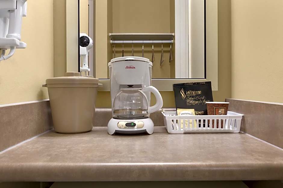 Colonial Square Inn & Suites