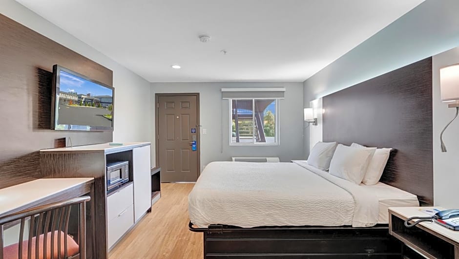 Days Inn & Suites by Wyndham Niagara Falls/Buffalo