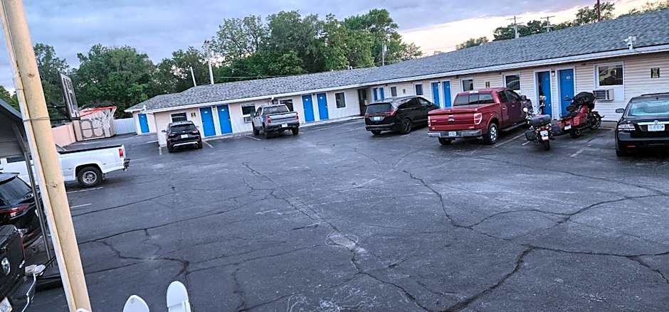Plaza Motel