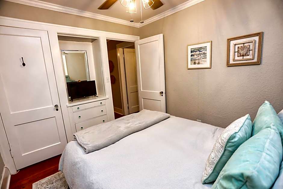 Historic Home Family Friendly Close to Seawall