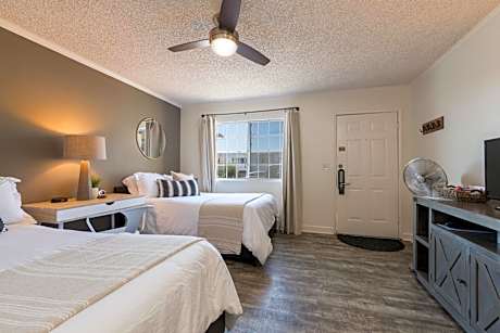 Room with One Queen / One Double