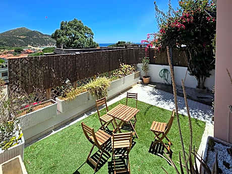 Stylish home with patio 4 min walk to the beach