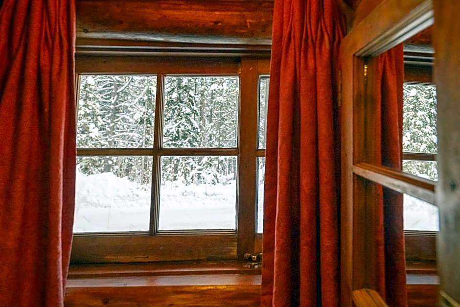Storm Mountain Lodge & Cabins