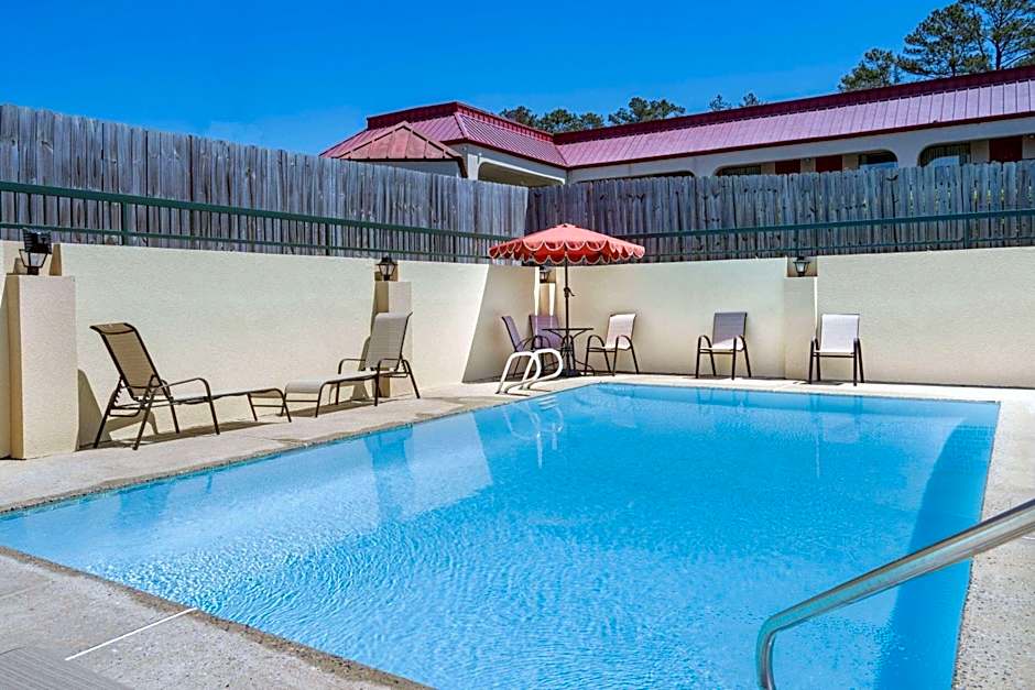 Days Inn by Wyndham Macon I-475