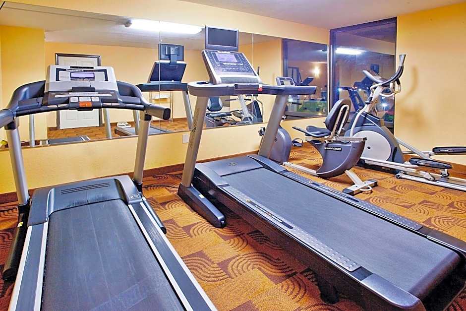 La Quinta Inn & Suites by Wyndham Memphis Airport Graceland