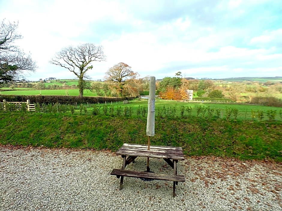 Luxury Shepherds Hut with Superb Views & Fire Pit & walking distance to a superb Gastro Pub