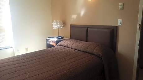 STANDARD 1 BED (SHARED BATHROOM)