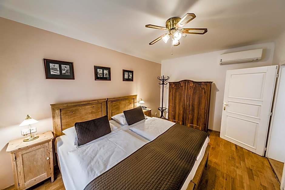 Archibald At The Charles Bridge