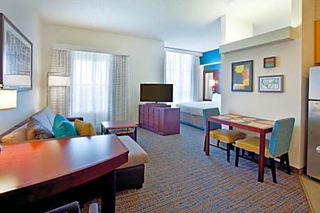 King Studio with Sofa Bed and Adapted Tub - Mobility and Hearing Accessible