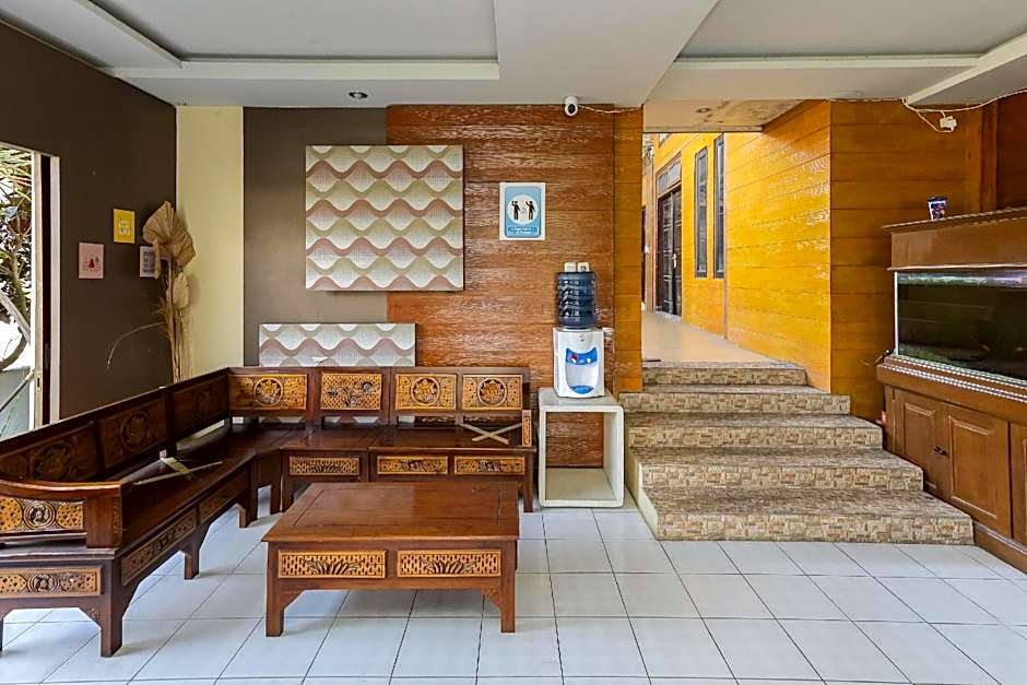 RedDoorz Plus near Museum Angkut Batu 4