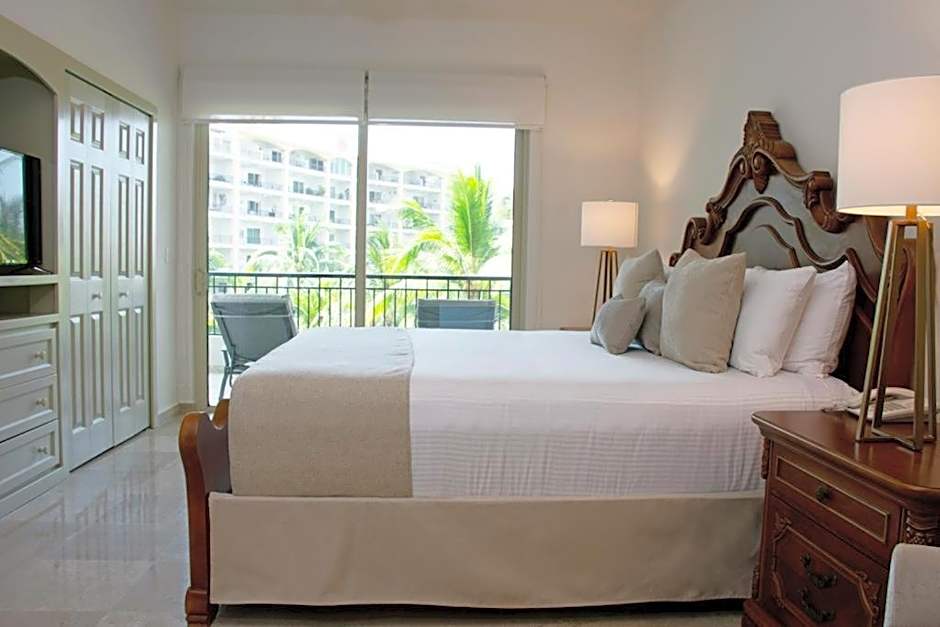 2 Bed 2 Bath, plus one den at Playa Royale Condo 3508, Free WIFI