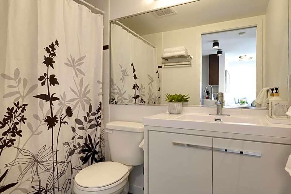 Luxary Condo Downtown Vancouver with free parking