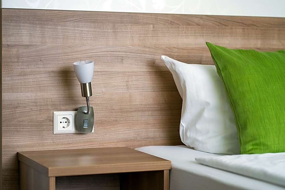 B&B Outlet Hotel - Metzingen - Bad Urach - Free Parking