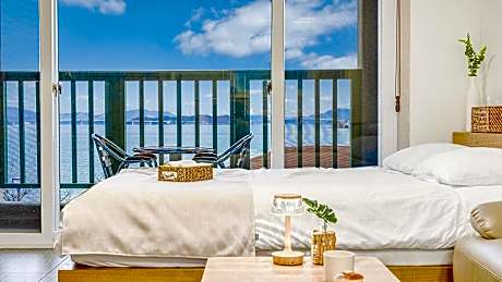 Geoje Beachwhite Pension