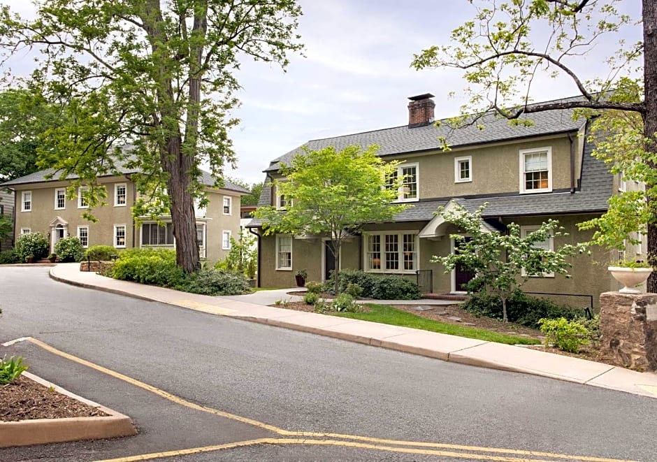 Oakhurst Inn at the University