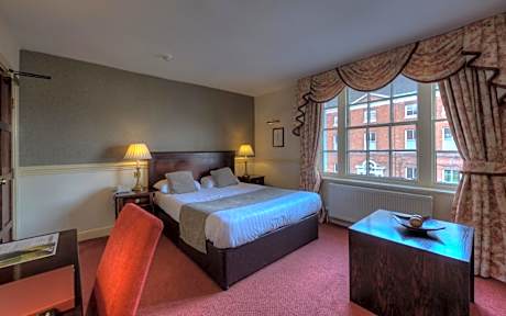 Family Room (2 Adults + 1 Child)