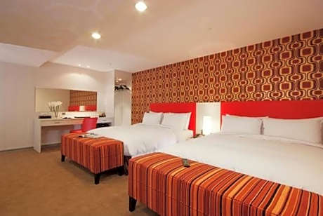 Deluxe Family Room - No Window