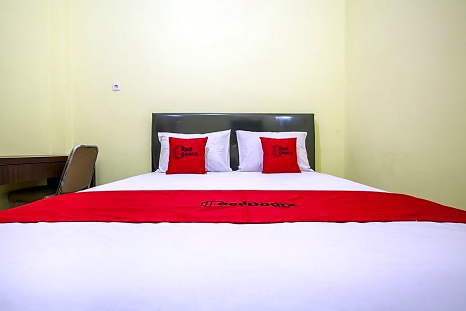 RedDoorz near Petra University 2