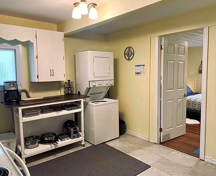 Cozy 2-BDRM, Mid Floor, Backyard