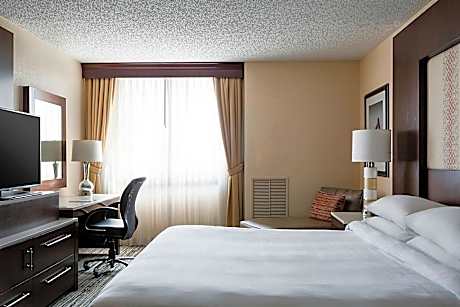 M Club Lounge Access, 1 Bedroom 2 Room Suite, 1 King, Sofa Bed
