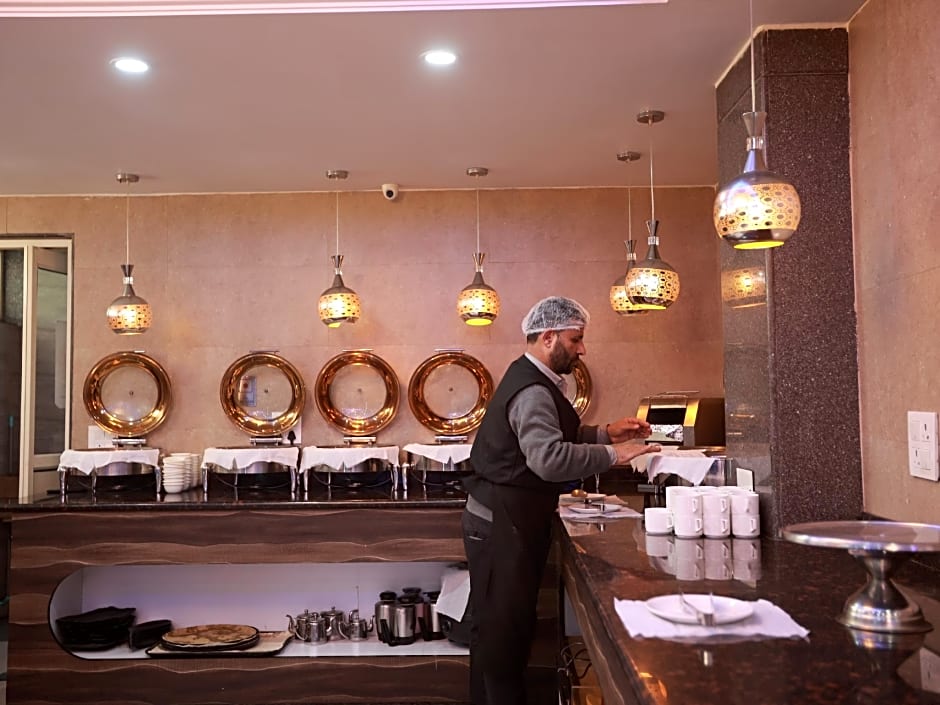 Hotel The Montreal Near by Dal Lake